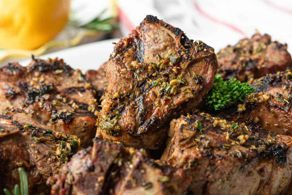 烧烤羊肉配开心果、河薄荷和蜂蜜